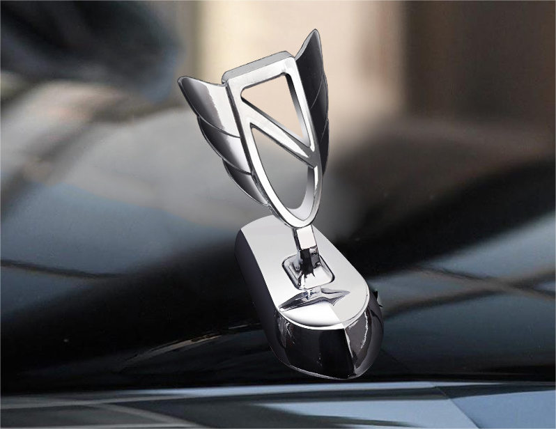 Logo na maskę samochodu z ozdobą