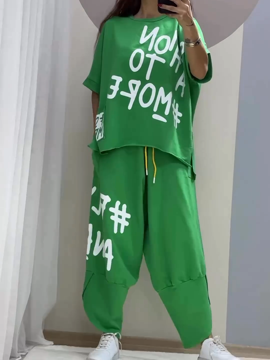 Įprastas dviejų dalių margintas kostiumas su apvalia iškirpte-LT