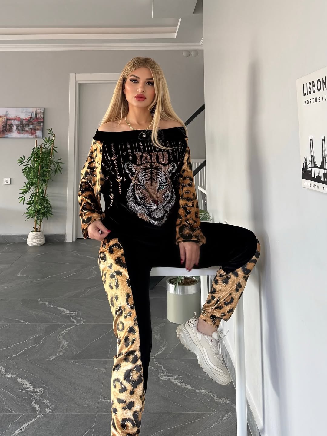 Damski, modny, sportowy garnitur w panterkę z głową tygrysa
