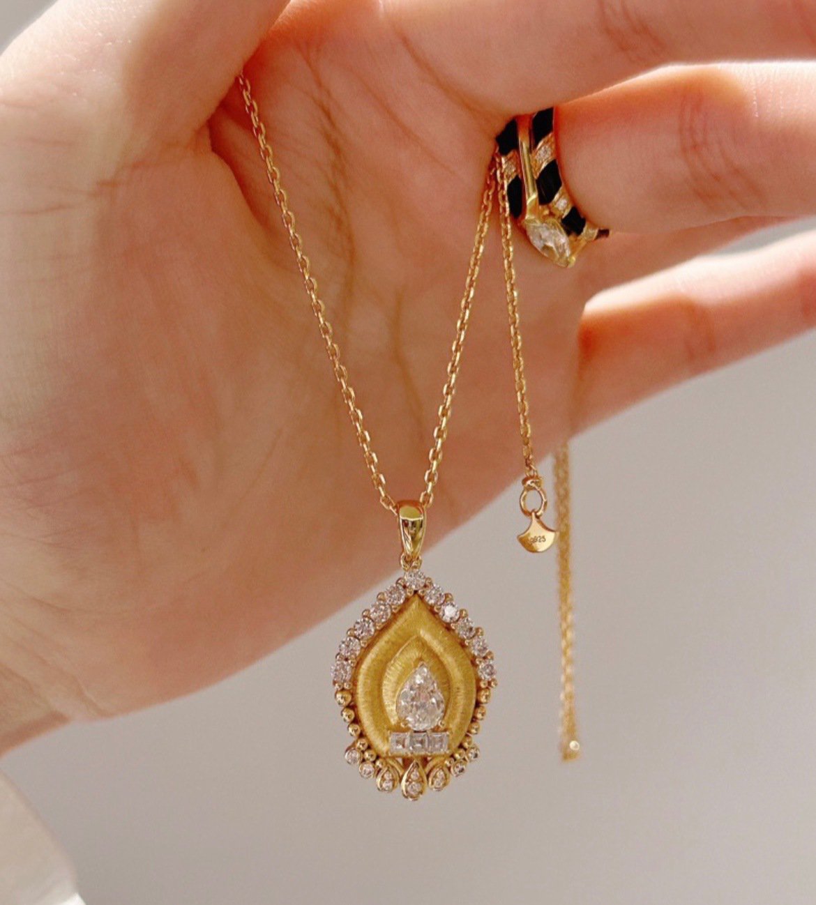 Naszyjnik z obojczykiem w stylu vintage z pozłacaną zawieszką