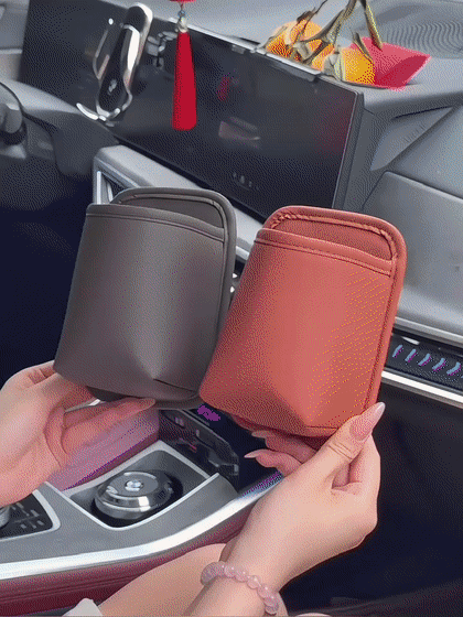 Uchwyt na kubek w drzwiach samochodu