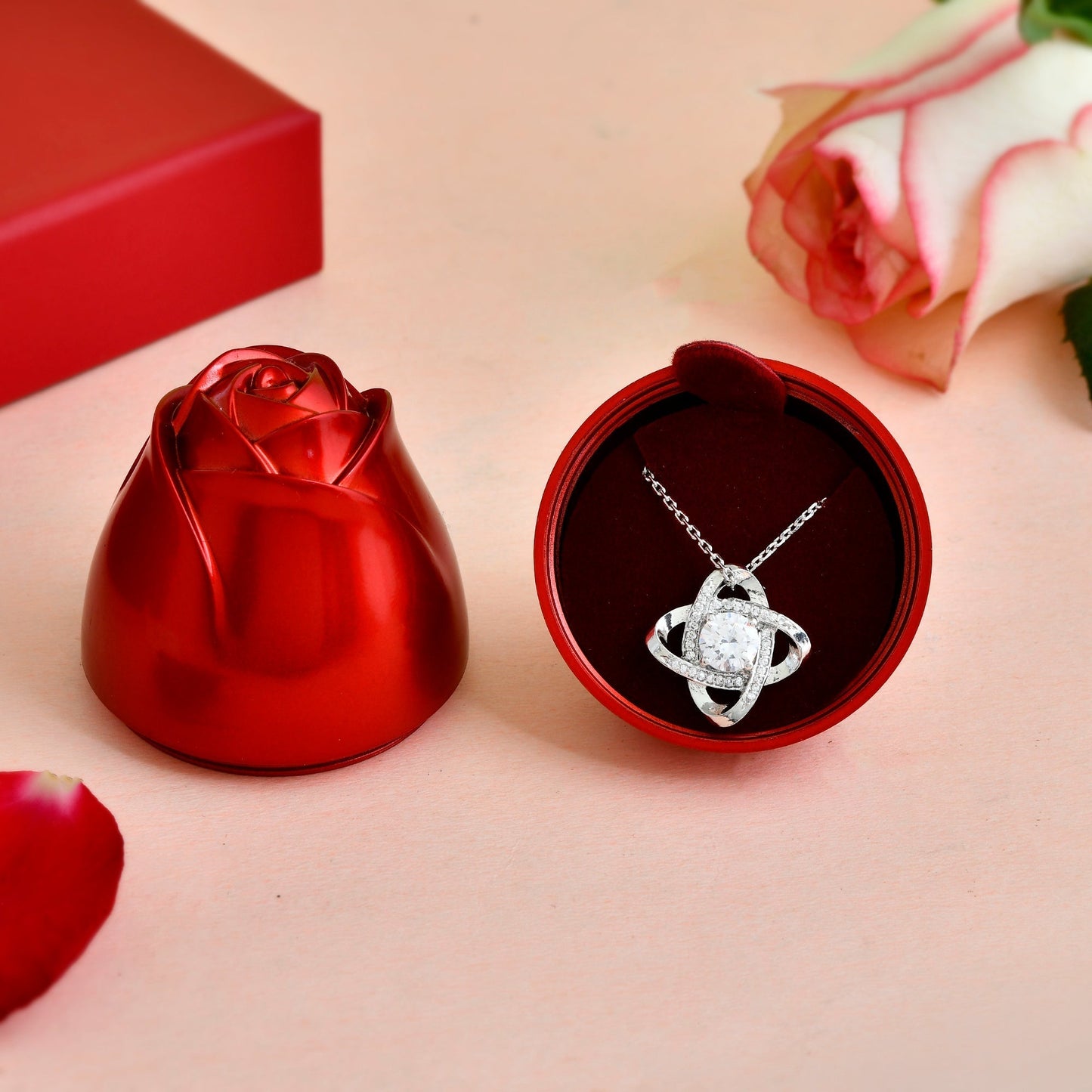 Naszyjnik z wisiorkiem w kształcie serca z linii róż