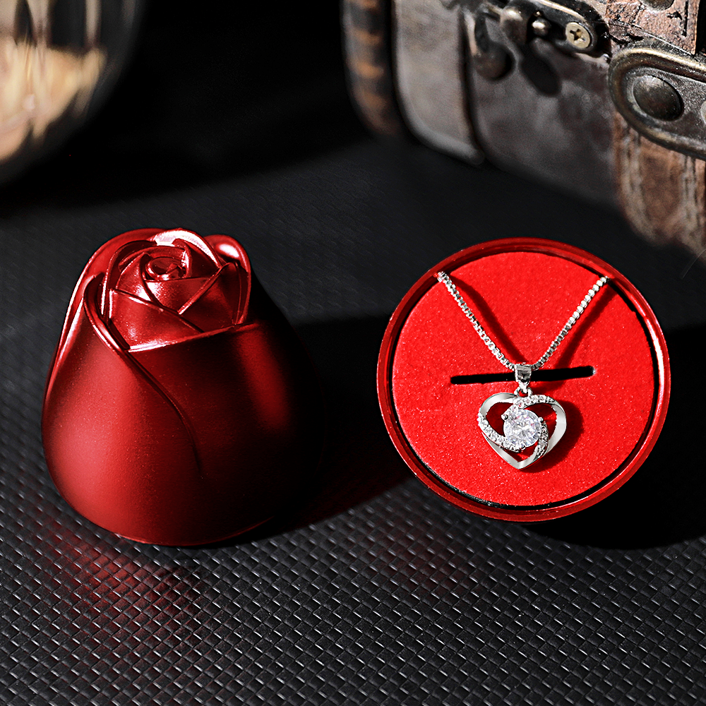 Naszyjnik z wisiorkiem w kształcie serca z linii róż