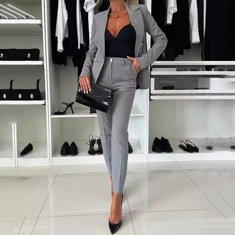 Conjunto de chaqueta y pantalone cruzado de mujer. ES