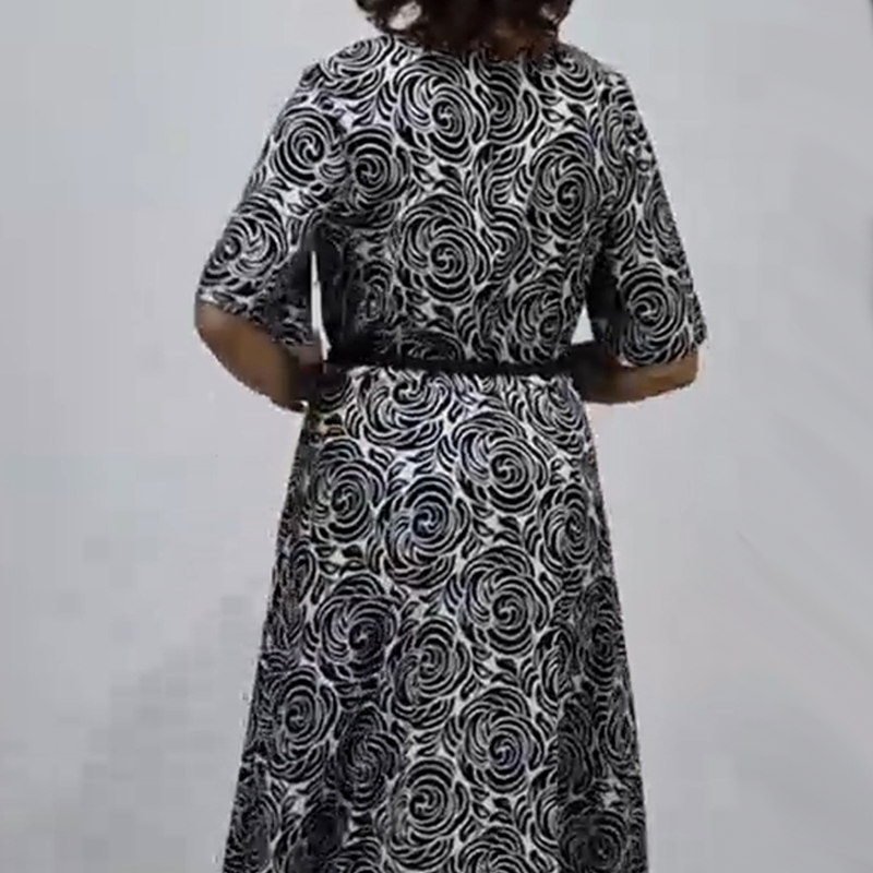 Elegancka sukienka maxi z nadrukiem i paskiem